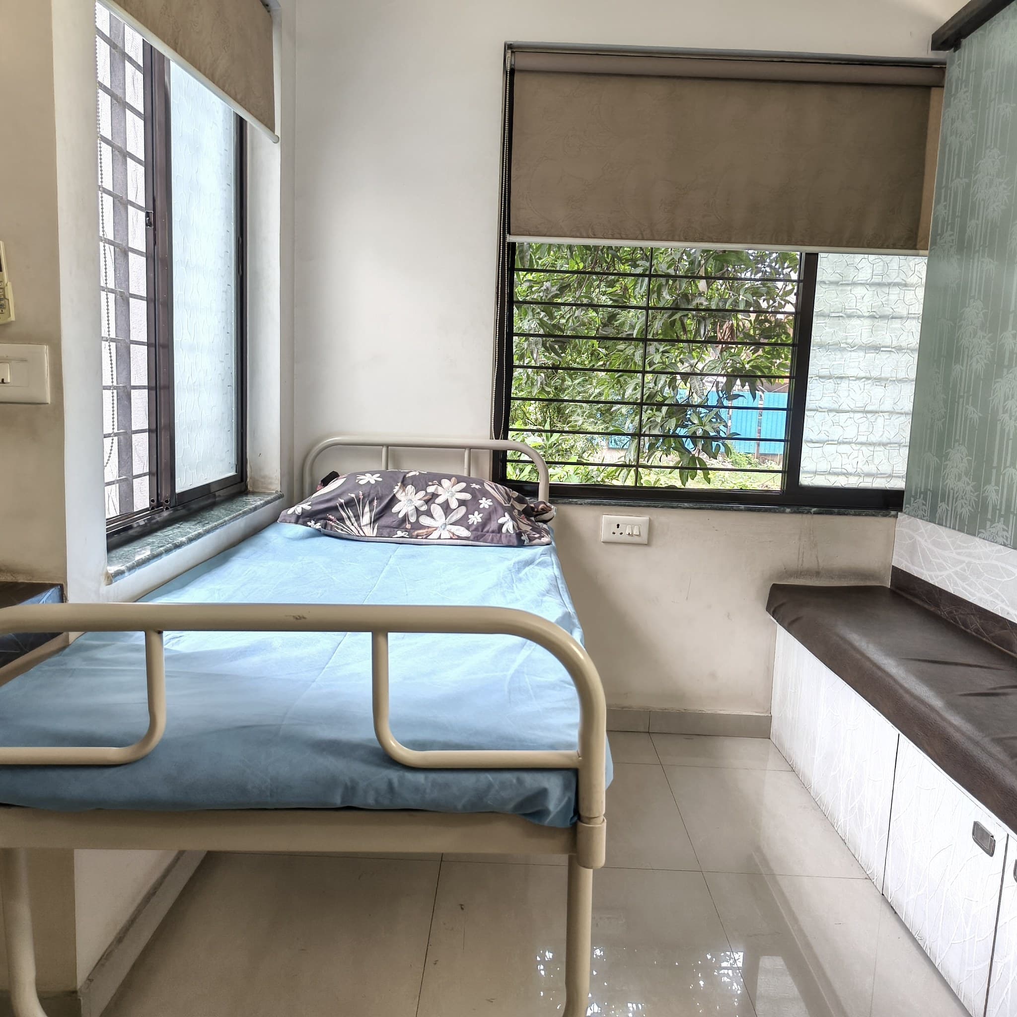 Day-care recovery ward and patient bed for post-procedure monitoring