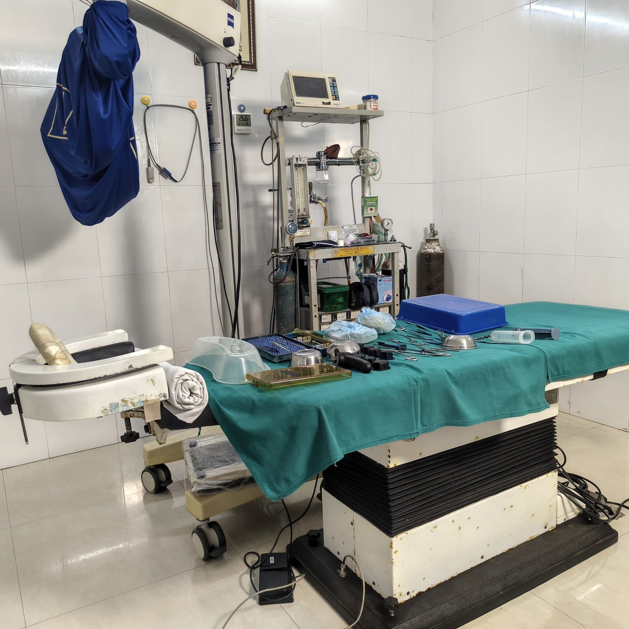 Ophthalmic Surgical Operation Theatre with sterile surgical microscope and surgical bed